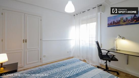 Acogedora habitación en alquiler en apartamento de 5 dormitorios en Alcalá De Henares. - MADRID