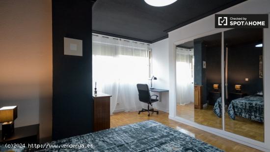 Elegante habitación en alquiler en apartamento de 5 dormitorios en Alcalá De Henares - MADRID