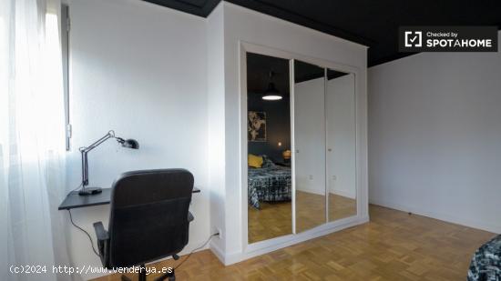 Elegante habitación en alquiler en apartamento de 5 dormitorios en Alcalá De Henares - MADRID