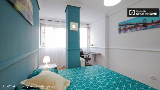 Elegante habitación en apartamento de 5 dormitorios en Alcalá De Henares. - MADRID