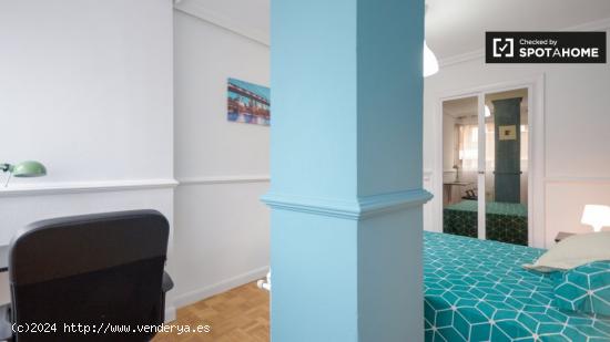 Elegante habitación en apartamento de 5 dormitorios en Alcalá De Henares. - MADRID