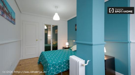 Elegante habitación en apartamento de 5 dormitorios en Alcalá De Henares. - MADRID