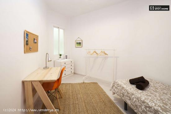 Encantadora habitación con cama individual en alquiler en el Eixample - BARCELONA