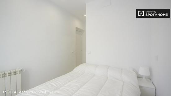 Encantadora habitación con cama doble y baño privado en alquiler en Nueva España. - MADRID