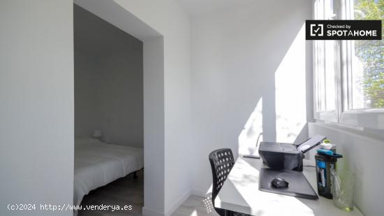 Encantadora habitación con cama doble y baño privado en alquiler en Nueva España. - MADRID