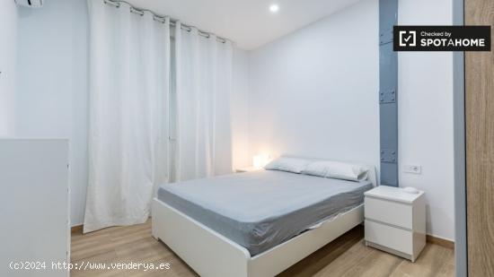 Cómoda habitación en alquiler en apartamento de 4 dormitorios en Ciutat Vella - VALENCIA