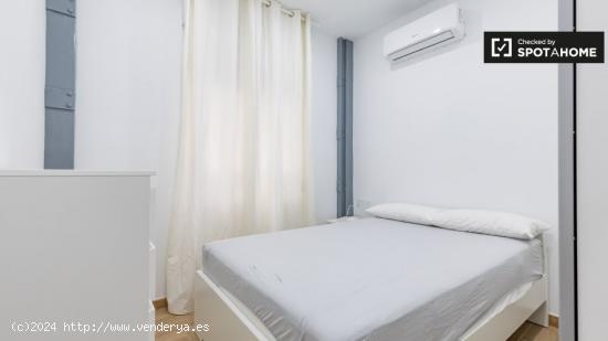 Acogedora habitación en alquiler en apartamento de 4 dormitorios en Ciutat Vella - VALENCIA