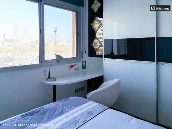 Elegante habitación en alquiler en el apartamento de 2 dormitorios en El Poblenou - BARCELONA