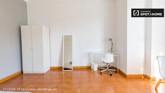 Amplia habitación en apartamento de 7 dormitorios en L'Eixample. - VALENCIA