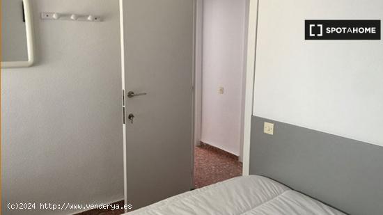 Se alquila habitación en un apartamento de 4 dormitorios en el tranquilo La Saïdia - VALENCIA