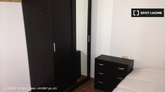 Encantadora habitación para alquilar en un apartamento de 4 dormitorios en la encantadora La Saïdi