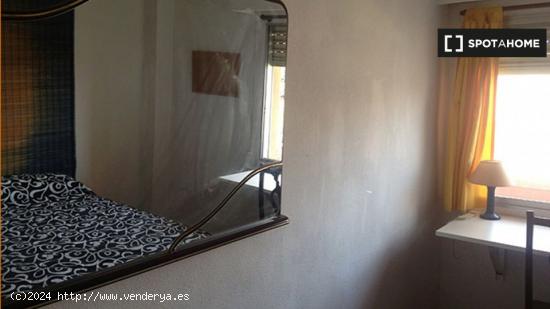 Se alquila habitación con baño privado en apartamento de 4 dormitorios en La Saïdia - VALENCIA