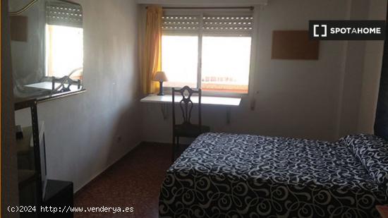 Se alquila habitación con baño privado en apartamento de 4 dormitorios en La Saïdia - VALENCIA