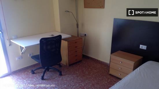 Se alquila habitación con balcón en apartamento de 4 dormitorios en La Saïdia. - VALENCIA