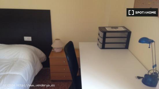 Se alquila habitación con ventana en apartamento de 4 dormitorios en La Saïdia - VALENCIA