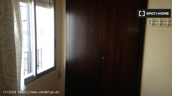 Se alquila habitación con ventana en apartamento de 4 dormitorios en La Saïdia - VALENCIA