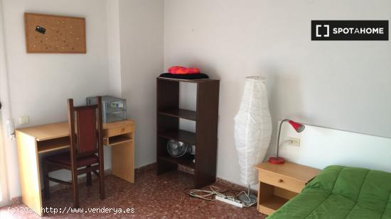 Habitación soleada en alquiler con balcón en apartamento de 4 dormitorios en La Saïdia - VALENCIA