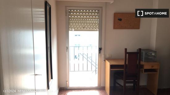 Habitación soleada en alquiler con balcón en apartamento de 4 dormitorios en La Saïdia - VALENCIA