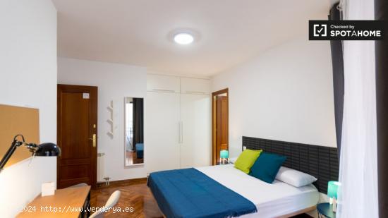 Amplia habitación con cama doble y baño privado en alquiler en Madrid Centro. - MADRID