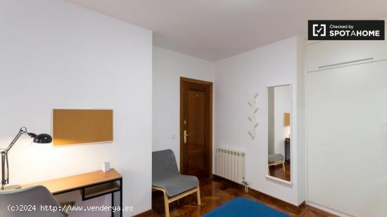 Amplia habitación con cama doble y baño privado en alquiler en Madrid Centro. - MADRID