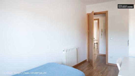 Habitación luminosa en alquiler en apartamento de 3 dormitorios en Hortaleza. - MADRID