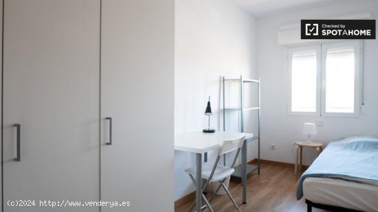 Habitación luminosa en alquiler en apartamento de 3 dormitorios en Hortaleza. - MADRID