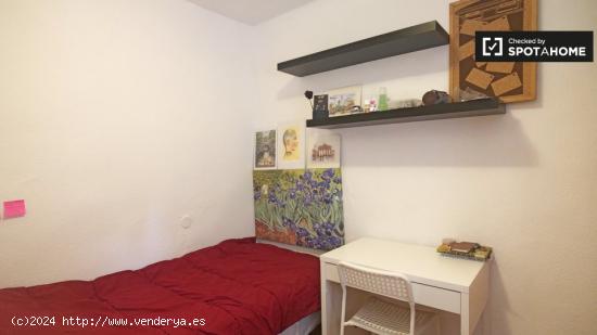 Habitación amueblada en un apartamento de 3 dormitorios en Casa de Campo - MADRID