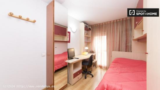 Habitación luminosa en alquiler en apartamento de 2 dormitorios en Tetuán. - MADRID