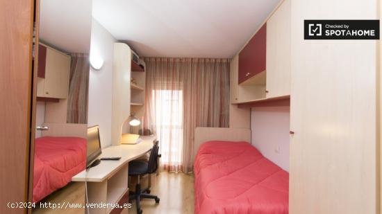 Habitación luminosa en alquiler en apartamento de 2 dormitorios en Tetuán. - MADRID