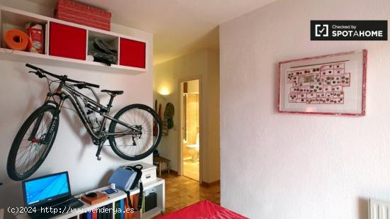 Habitación colorida en apartamento de 3 dormitorios en Villa de Vallecas. - MADRID