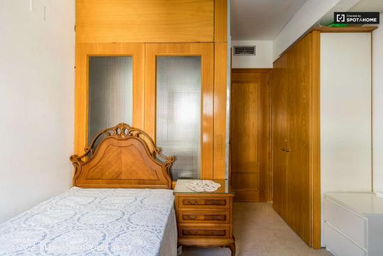 Acogedora habitación en alquiler en apartamento de 3 dormitorios en Quatre Carreres - VALENCIA