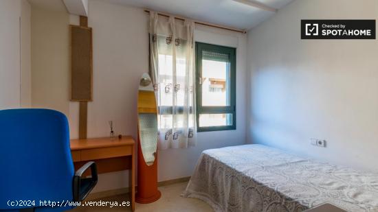 Acogedora habitación en alquiler en apartamento de 3 dormitorios en Quatre Carreres - VALENCIA