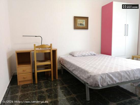  Amplia habitación en apartamento de 3 dormitorios en Cerdanyola del Vallès. - BARCELONA 