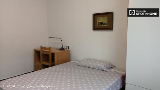 Amplia habitación en apartamento de 3 dormitorios en Cerdanyola del Vallès. - BARCELONA