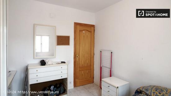 Encantadora habitación con cama matrimonial en alquiler en San Blas. - MADRID