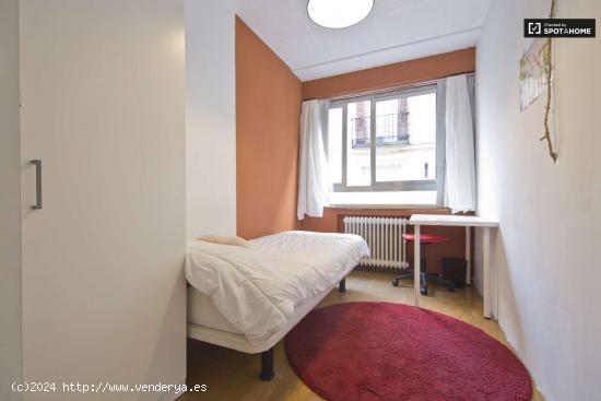 Habitación amueblada con calefacción en apartamento de 6 dormitorios, Chueca - MADRID