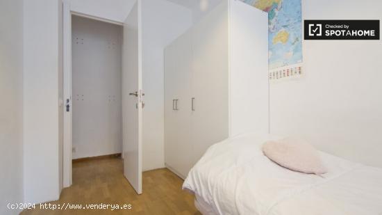 Habitación amueblada con calefacción en apartamento de 6 dormitorios, Chueca - MADRID