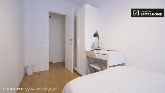 Cómoda habitación con escritorio en un apartamento de 6 habitaciones, Chueca - MADRID