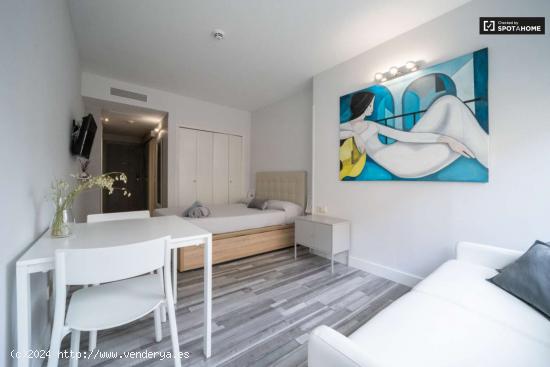 Moderno apartamento estudio con aire acondicionado en alquiler en el centro histórico de Madrid. - 