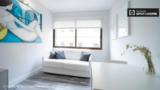 Moderno apartamento estudio con aire acondicionado en alquiler en el centro histórico de Madrid. - 