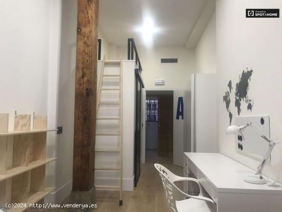 Habitación Spaciosu en apartamento de 5 dormitorios en Lavapiés, Madrid. - MADRID