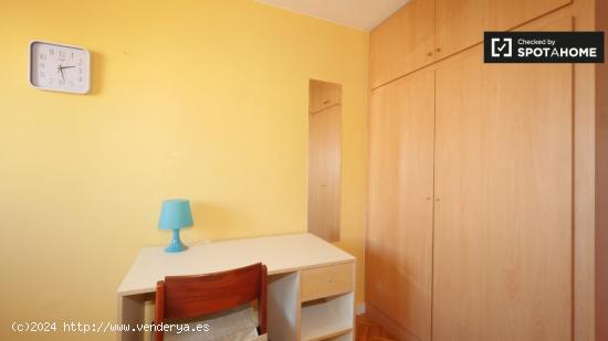 Colorida habitación para alquilar en apartamento de 4 dormitorios en Gràcia. - BARCELONA