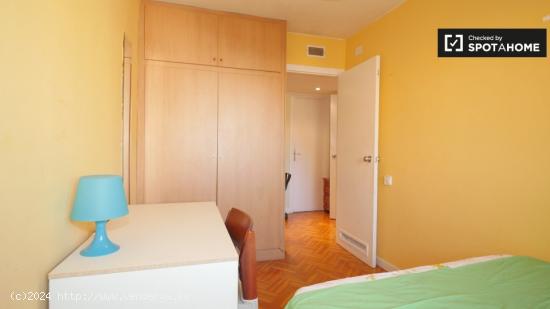 Colorida habitación para alquilar en apartamento de 4 dormitorios en Gràcia. - BARCELONA