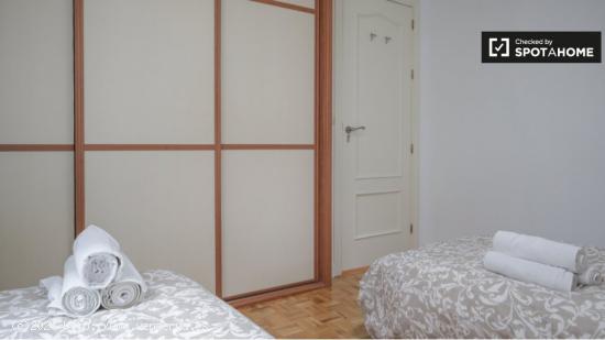 Se alquila habitación en piso de 3 dormitorios en Salamanca - MADRID