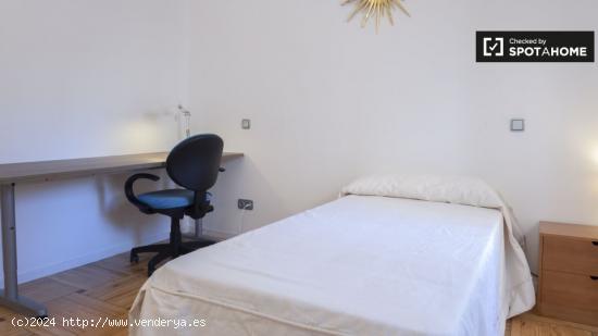 Se alquila habitación privada en apartamento de 2 dormitorios en Centro. - MADRID