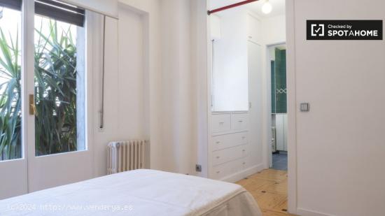 Se alquila habitación privada en apartamento de 2 dormitorios en Centro. - MADRID