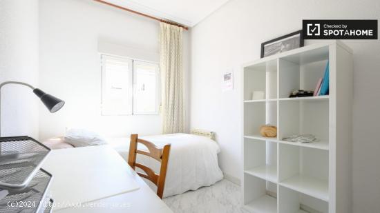 Se alquila habitación soleada en san isidro - MADRID