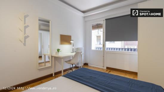 Amplia habitación en piso de 6 dormitorios en el retiro. - MADRID