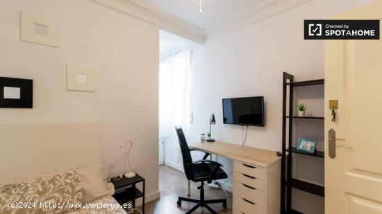 Agradable habitación en alquiler en apartamento de 3 dormitorios en Puerta del Ángel. - MADRID