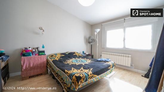 Amplia habitación con cama matrimonial en alquiler en Chueca. - MADRID